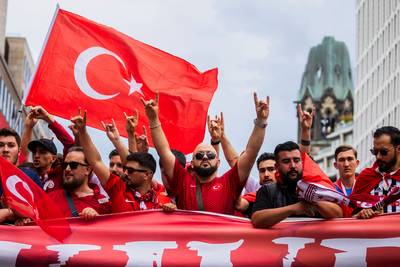 Turkse supporters tonen in binnenstad Berlijn omstreden ‘wolvengroet’, politie beëindigt fanwalk