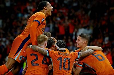 Spelers Oranje zingen voor jarige aanvoerder Virgil van Dijk