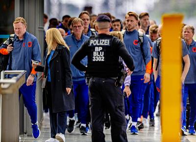 Oranje-selectie veilig geland in Dortmund na meerdere uren vertraging: ‘Dit zal geen enkele invloed hebben’