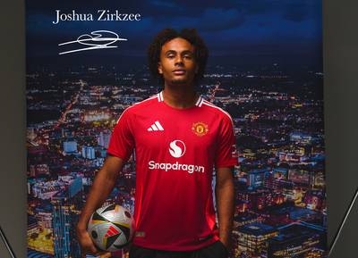 Manchester United presenteert Joshua Zirkzee als nieuwe spits: ‘Een voorrecht om voor deze club te mogen spelen’