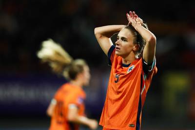 Vivianne Miedema is terug (en nu al onmisbaar?): ‘Ik denk dat we mij in bubbeltjes­plas­tic moeten rollen’