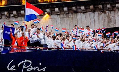 Spelen officieel geopend na spectaculaire ceremonie, Franse sportlegendes ontsteken de vlam