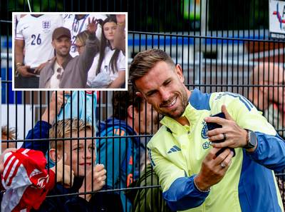 Ajax-middenvelder Jordan Henderson huurt busje en is na reis van acht uur net op tijd voor EK-finale