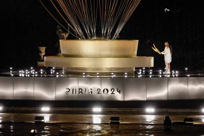 Olympische Spelen officieel geopend na spectaculaire ceremonie, Franse sportlegendes ontsteken de vlam