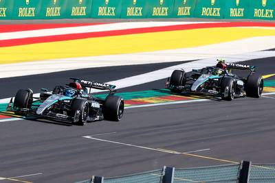 Opmars Max Verstappen stopt in Spa op vijfde plaats,  George Russell juicht na heerlijk gevecht met Lewis Hamilton