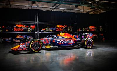 Red Bull viert feestje bij GP Groot-Brittannië met extra rode RB20 voor Max Verstappen