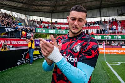 ‘Clubicoon en vriend voor het leven’ Justin Bijlow in tranen bij afscheid van Feyenoord-fans