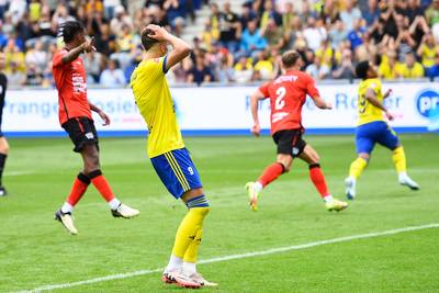 Helmond verpest feestelijke middag voor Cambuur, FC Volendam wederom onderuit