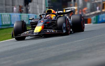 Spinnende Max Verstappen opent weekend op ‘wild’ Zandvoort als tweede, alleen Lando Norris sneller