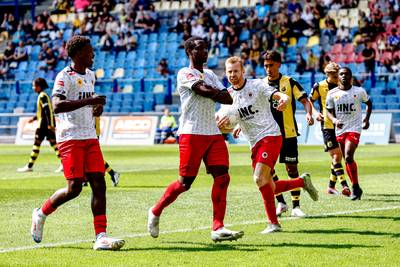 Excelsior pakt in extremis punt tegen Vitesse, Roda-keeper Bucker geeft assist bij late gelijkmaker in derby