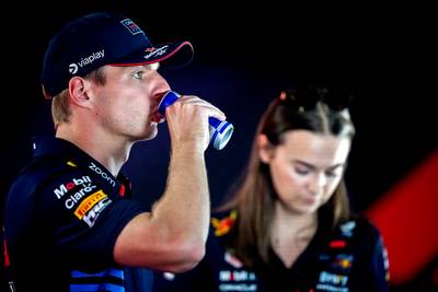 Max Verstappen lijkt soms bezig met gesprek met zichzelf: ‘Of ik het helemaal in eigen hand heb? Nee’