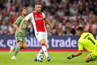 Jordan Henderson krijgt van Farioli aanvoerdersband Ajax: ‘Bergwijn heeft hier geen problemen mee’