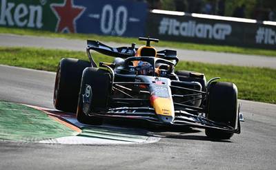 Slordige Max Verstappen niet in de buurt van snelste tijd Lewis Hamilton: ‘Het zal dicht bij elkaar zitten’