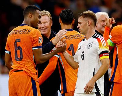 Ronald Koeman zag dat Matthijs de Ligt het weer moeilijk had: ‘Ik heb hem in bescherming genomen’