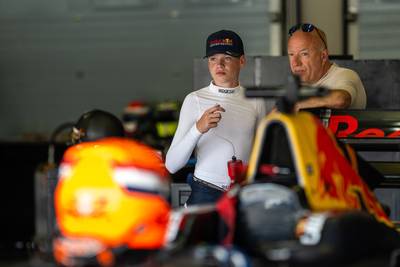 Zoon van Tom Coronel (13) krijgt plaats in talentenprogramma Red Bull: ‘Droom van Formule 1’