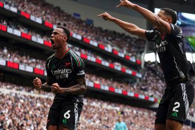 Jurriën Timber wint met Arsenal van het Tottenham Hotspur van Micky van de Ven in North London Derby