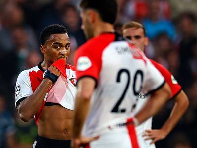 Machteloos Feyenoord begint Champions League met ontluisterende thuisnederlaag tegen Leverkusen