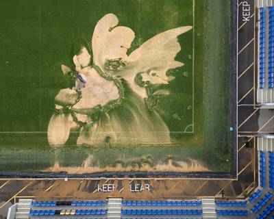 Waar is dat gras gebleven? Noodweer in Londen zorgt voor sinkhole in stadion AFC Wimbledon