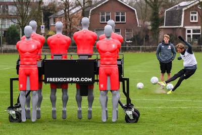 Real Madrid, PSV en Feyenoord tillen het trainen op vrije trappen naar next level met deze springende poppen