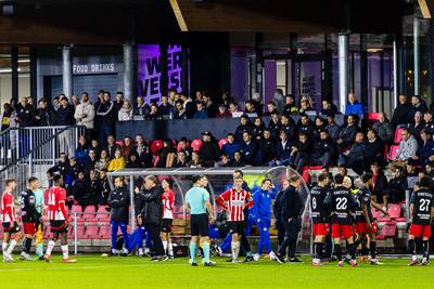 Winnend Helmond Sport gaat strijden om periodetitel, maar ziet eigen aanhang vuurwerk op het veld gooien