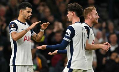 Tottenham boekt ondanks rode kaart ruime zege, maar kan Ajax niet van eerste plaats houden