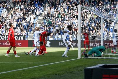 PEC Zwolle boekt fortuinlijke zege in kelderkraker tegen Almere City