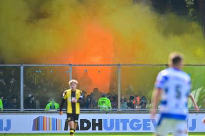 ‘Tijdens fouilleren al vuurwerk gevonden’, Vitesse en De Graafschap nog niet klaar met door rook ontsierde derby