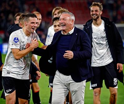 FC Utrecht sluipt onverstoorbaar naar de top: ploeg van jarige Ron Jans verrast met zege bij AZ en tweede plaats