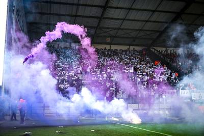 Antwerp leidt Dirk Kuyt in 3 minuten naar de slachtbank, verhitte derby gestaakt na misdragingen Beerschot-fans