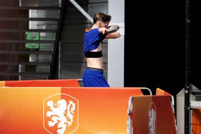 Wout Weghorst gooit shirt weg en stapt boos van veld na training Oranje