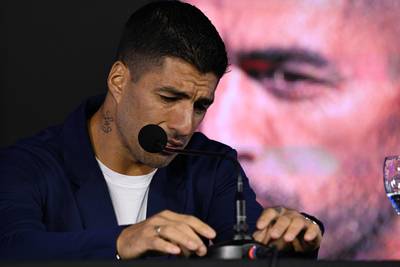 Luis Suárez kondigt in tranen afscheid aan als international Uruguay: ‘Het is moeilijk’