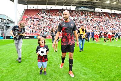 Kippenvel in Galgenwaard: FC Utrecht-icoon Mark van der Maarel neemt afscheid met goal en publiekswissel