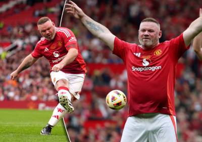 Wayne Rooney is het niet verleerd: Manchester United-legende scoort perfecte vrije trap in benefietwedstrijd