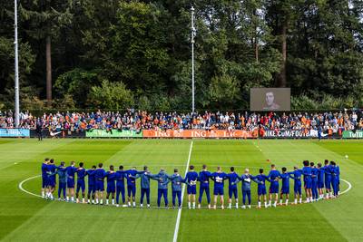 Oranje herdenkt Johan Neeskens voor training in Zeist