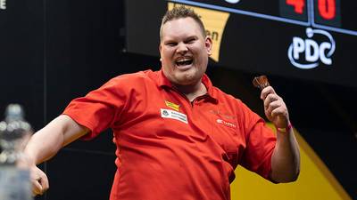 Wesley Plaisier (34) pakt eerste dartstitel, vlak na kritiek op keuze voor ‘bitterballentoernooi’: ‘Wáren er maar bitterballen’