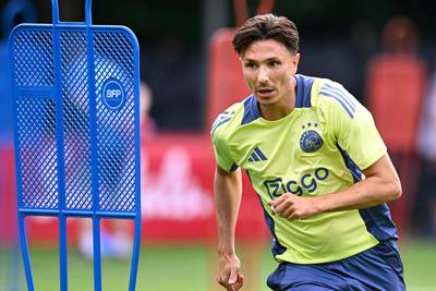 Steven Berghuis hervat na wekenlange blessure individuele training bij Ajax