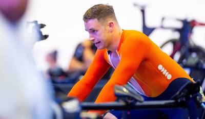 Lavreysen loopt vijftiende wereldtitel mis met uitschakeling op keirin, Hoogland wel naar finale