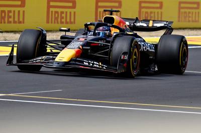 Max Verstappen houdt iedereen achter zich in sprintrace en weet weer wat winnen is