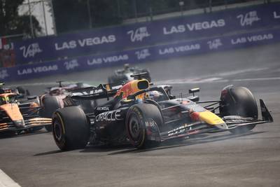 Tijdstraffen nekken Max Verstappen: titelrivaal Lando Norris loopt 10 punten in, Carlos Sainz soeverein