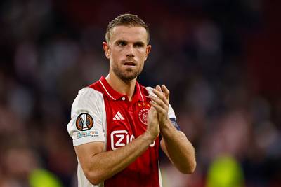 Alex Kroes countert geruchten rond Ajax-aanvoerder Jordan Henderson: ‘Wij willen hem niet kwijt’