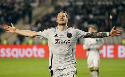 Matig Ajax boekt dankzij vroege rode kaart en arbitrale dwaling ruime uitzege tegen Qarabag