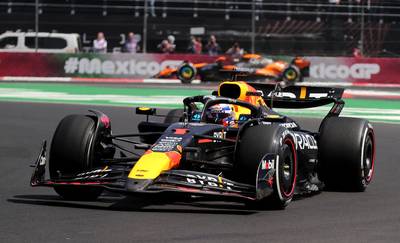 Max Verstappen met motorproblemen niet verder dan P4, Albon en Bearman crashen samen in hectische training