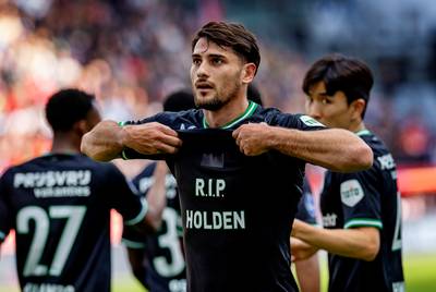 Julián Carranza eert overleden oud-teamgenoot na Feyenoord-goal: ‘Blij dat ik zo steun kon tonen’