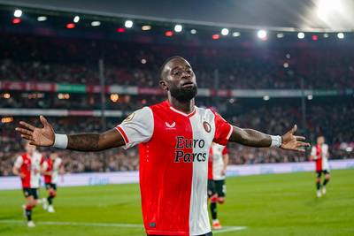 Feyenoord zwaait Lutsharel Geertruida uit met fraai spandoek