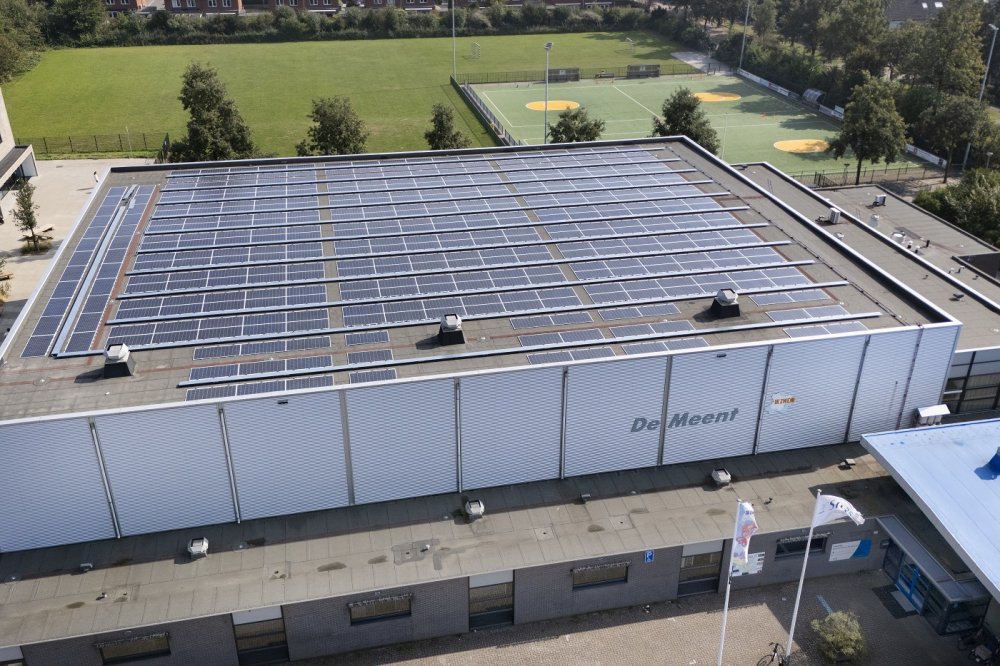 Feestelijke ingebruikname zonnepanelen sportcentrum De Meent, gymzaal Ellertsveld en zwembad Sijsjesberg