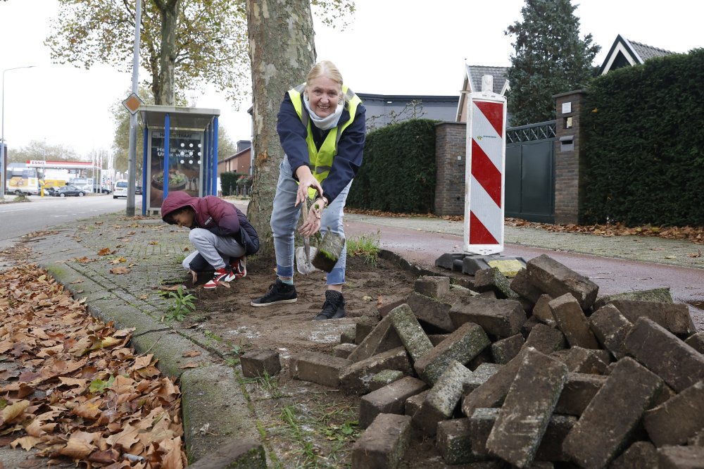 Gemeente Huizen verruilt 22.000 tegels voor groen