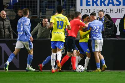 Tiental RKC snijdt zichzelf weer in de vingers en gaat onderuit tegen NEC