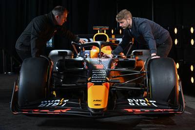 Lancering Formule 1-auto’s volledig op de schop: ‘We brengen de 20 supersterren van onze sport samen’