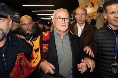 Als ware Romeinse keizer onthaald: Claudio Ranieri start aan derde periode als coach bij AS Roma