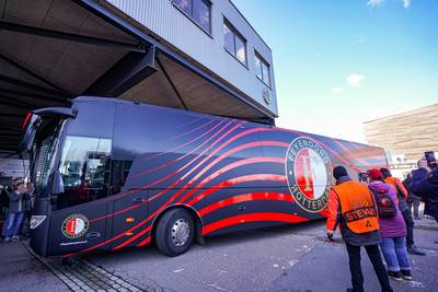 Vuurwerkbom ontploft bij spelersbus van jeugdelftal Feyenoord: 19-jarige man uit Utrecht aangehouden